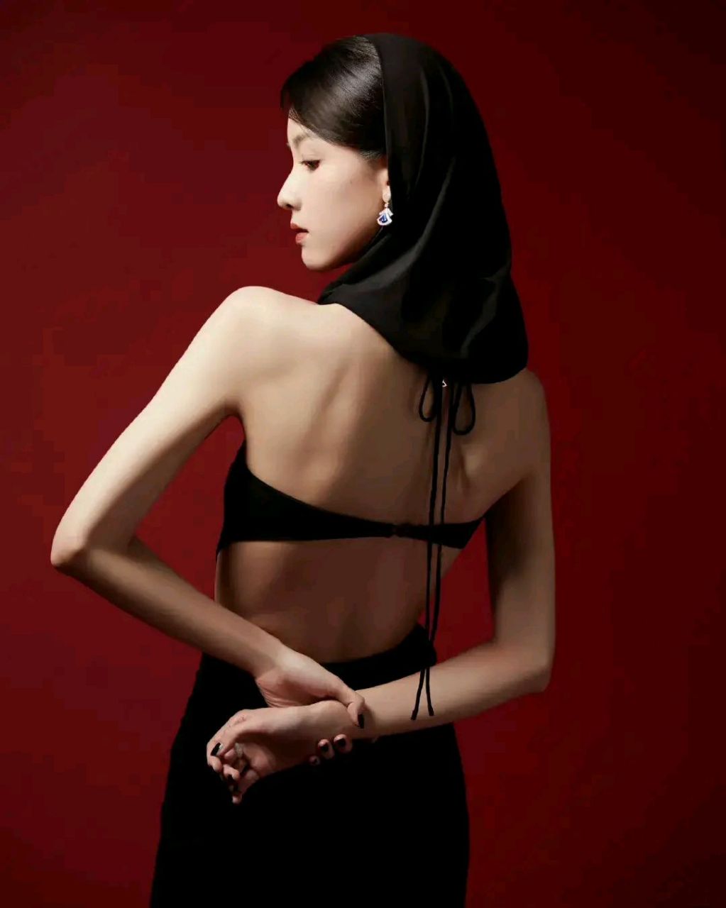 微博电影之夜,陈都灵一条大胆的露背黑裙好身材尽显,她的造型带有一些