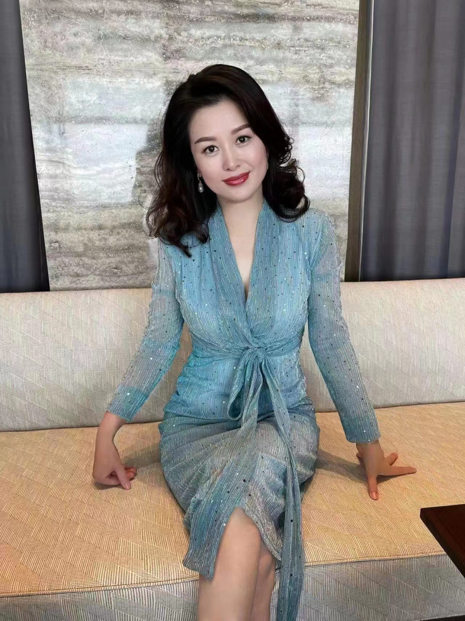 一看就是经历风霜的优雅女士.