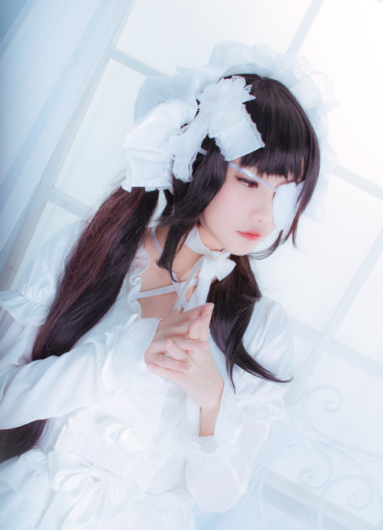 cosplay:一身纯白洛丽塔的时崎狂三与未成年的coser,有种纯纯的美