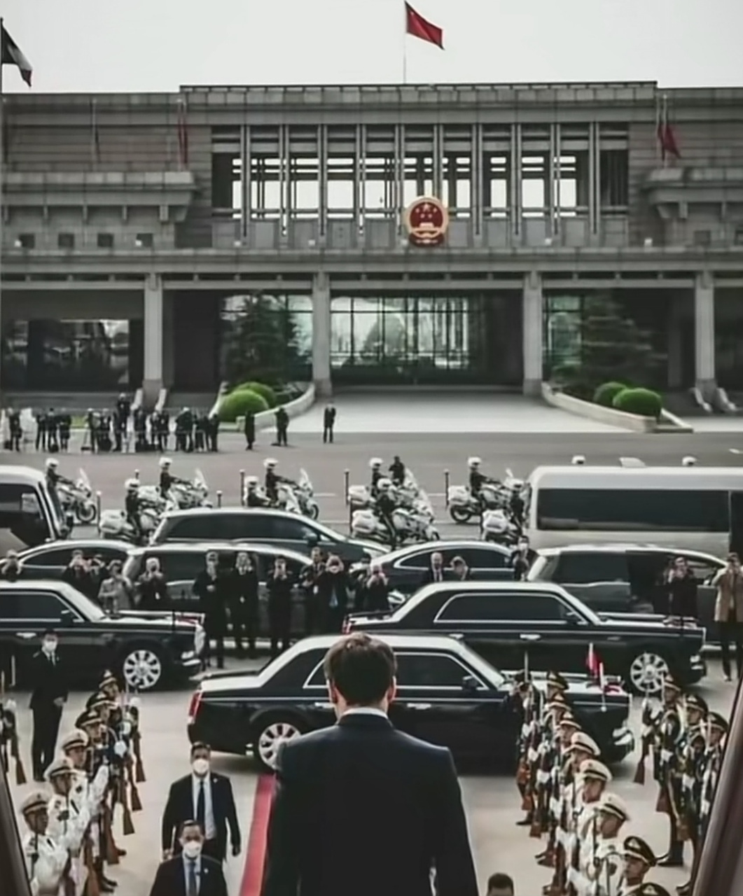 网上流传的法国媒体镜头下的马克龙访华照片 这滤镜一加,一股强大气势