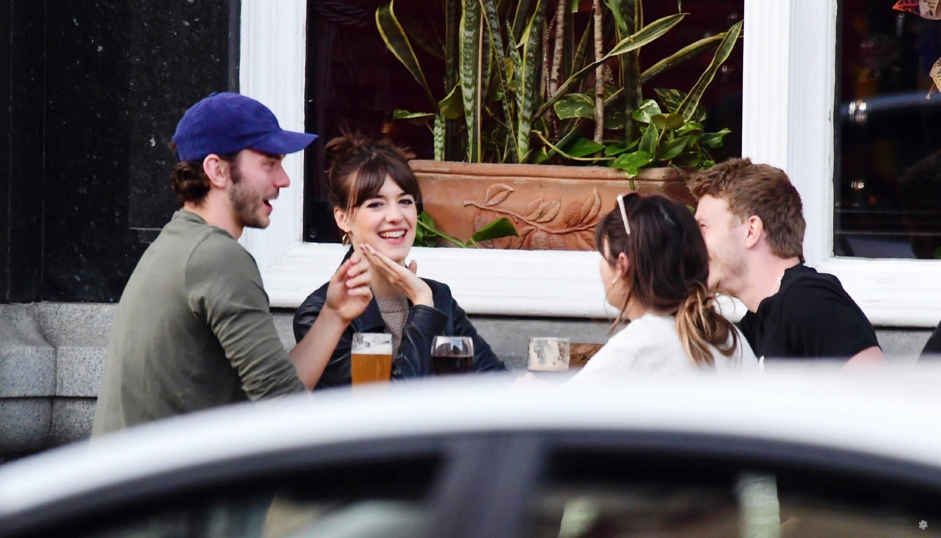 《普通人》主演黛西·埃德加-琼斯和男友tom varey伦敦最新街拍照