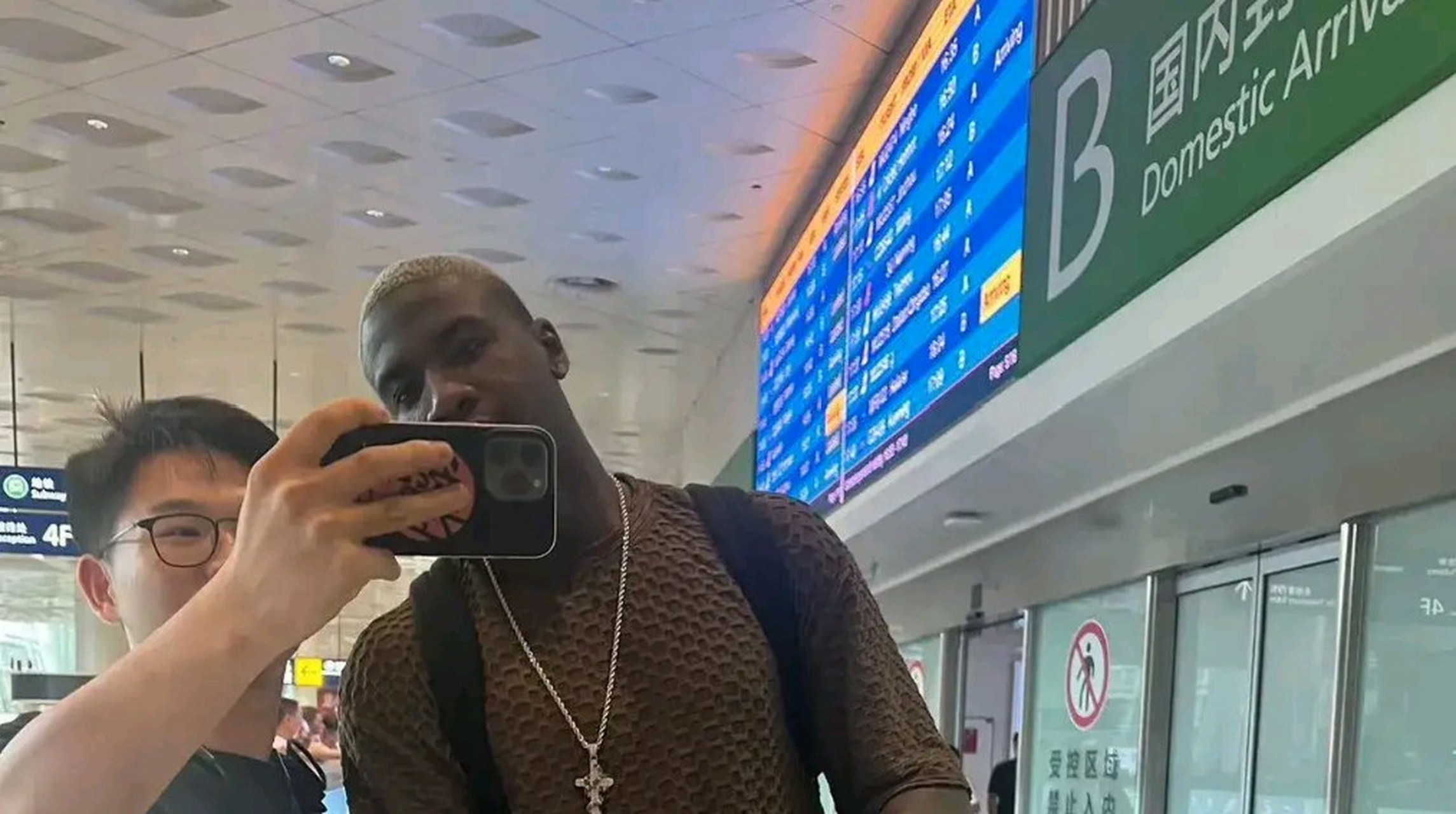 有球迷拍到了马尔康出机场的照片,也有一些媒体人曝料他将今天抵达