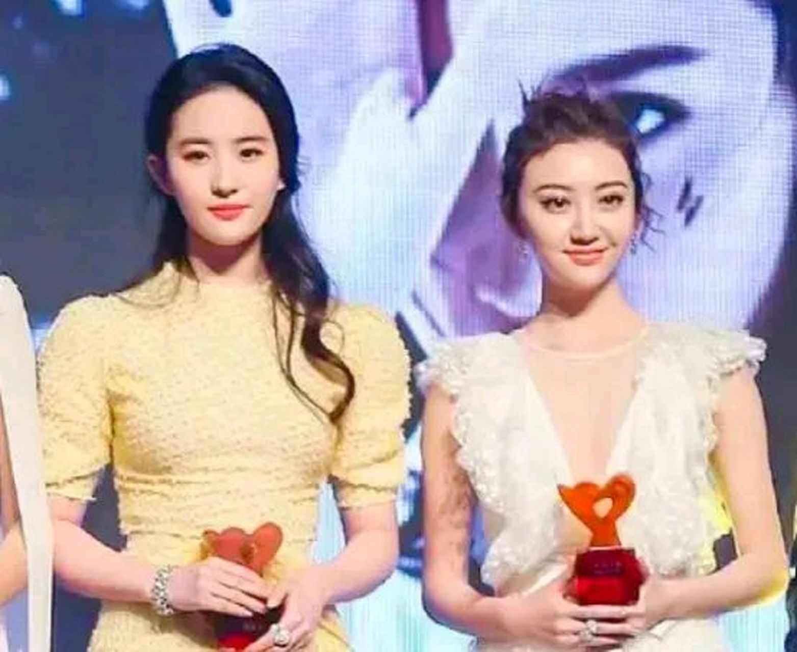 看了景甜与刘亦菲的同框照,终于见识了"皮相美"与"骨相美"的差距究竟