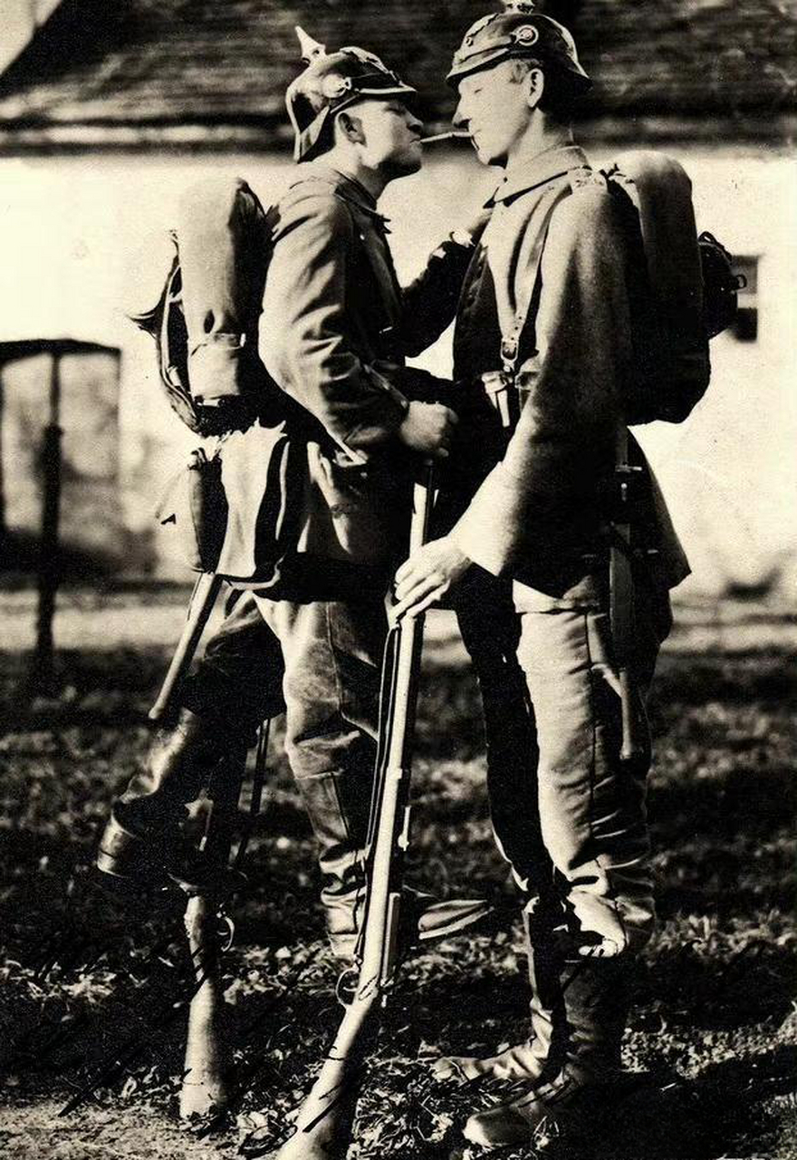 第一次世界大战期间,两个德军士兵"抽烟借火"的销魂