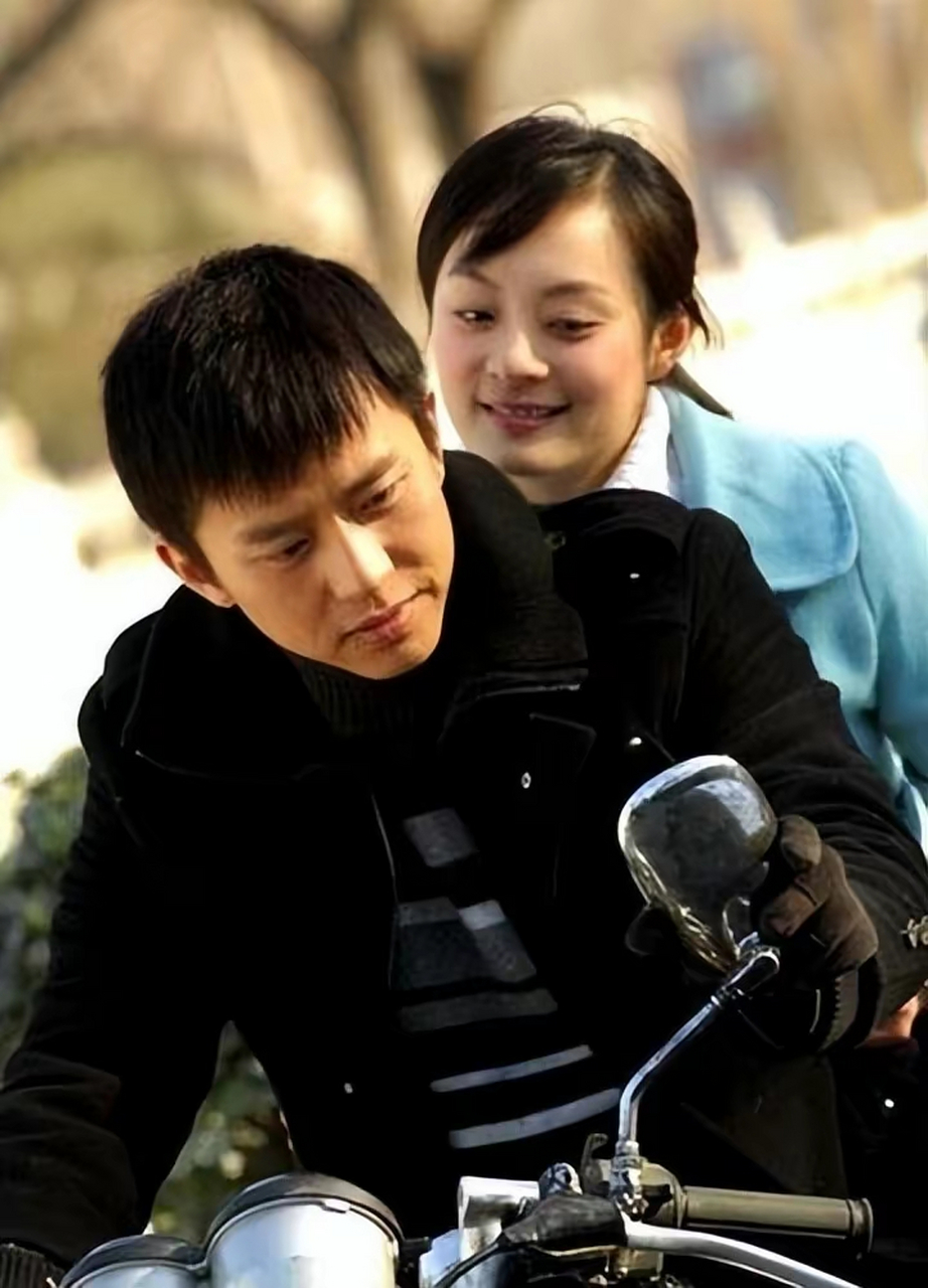 近日,娱乐圈中的夫妻邓超和孙俪再次引发了人们对于婚姻和爱情的思考.