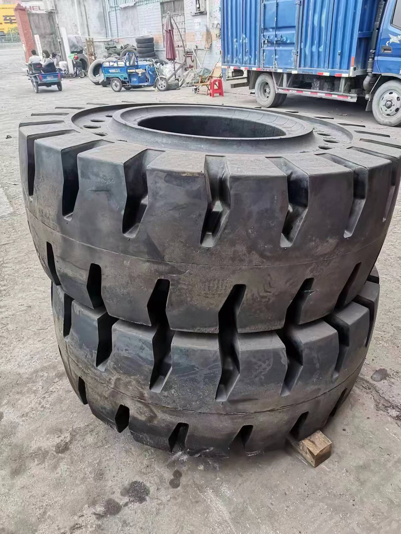 选择世华铲车实心轮胎厂家有哪些优势?