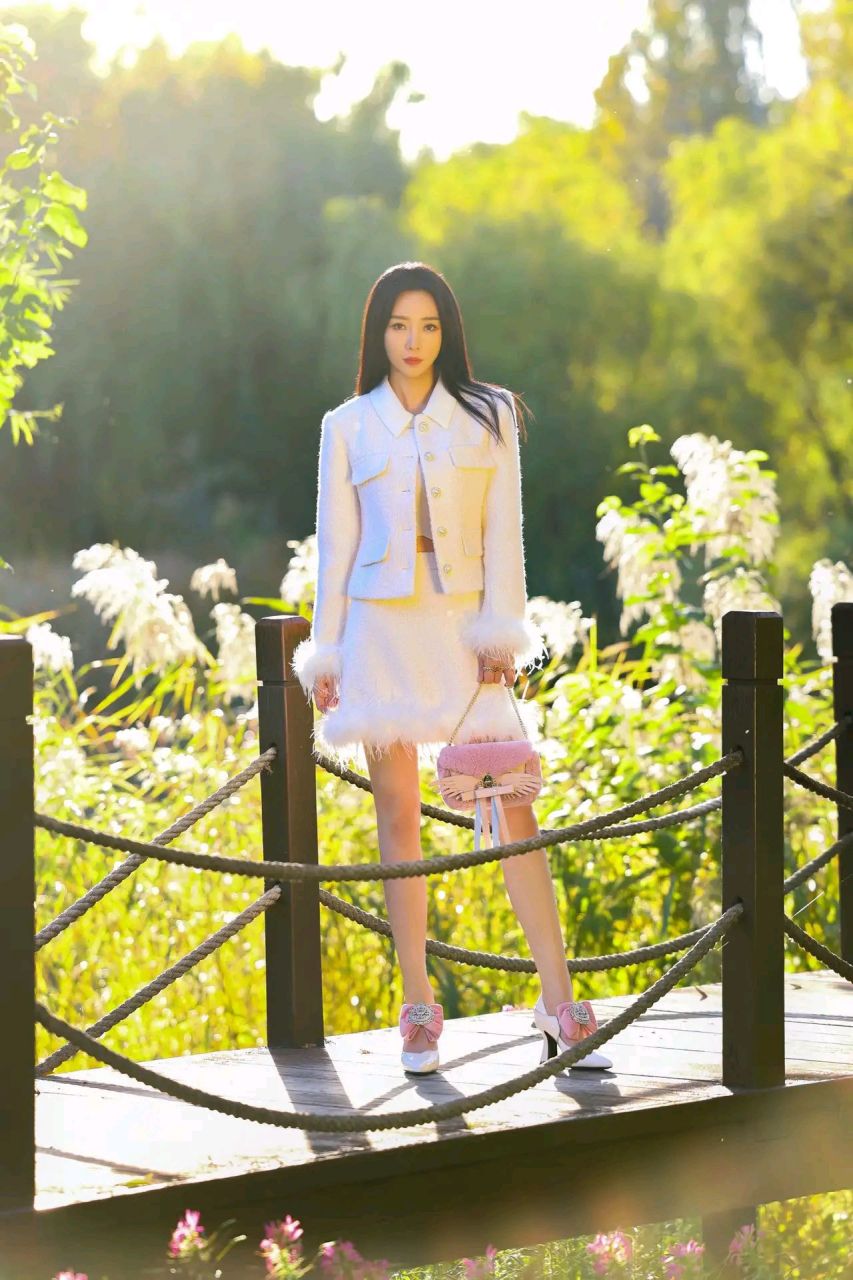 柳岩穿白色超短套装裙,透出大长腿,性感迷人,美丽大方