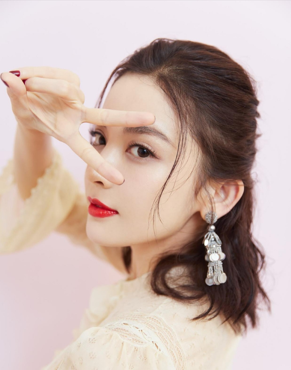 看古力娜扎身穿薄纱裙,显的优雅时髦,看她那清澈的眼神好像会说话,看