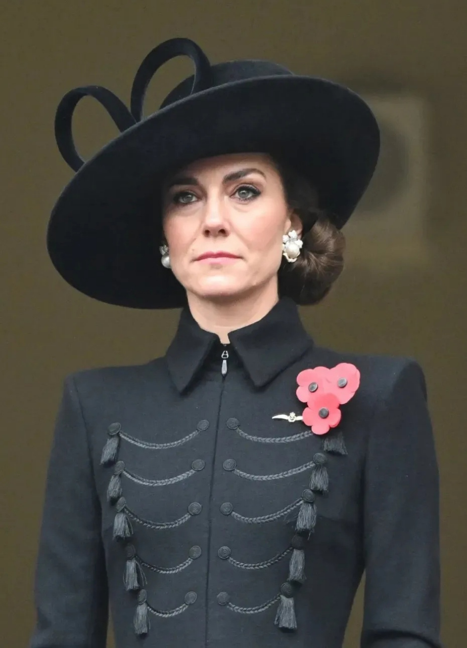 凯特妹妹皮帕最近亮相时整个人看起来苗条单薄,身穿碧绿色蕾丝裙.