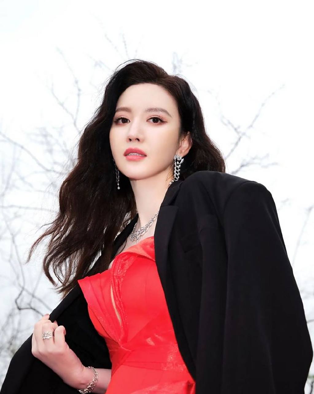 676767  张萌身穿深v红裙,一袭大波浪的秀发,展现出她的热辣和