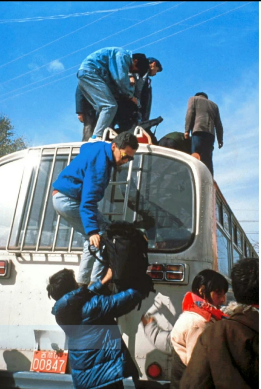 1988年,西藏地区的长途客车,由于路途遥远,长途客车很多都是卧铺,旅客