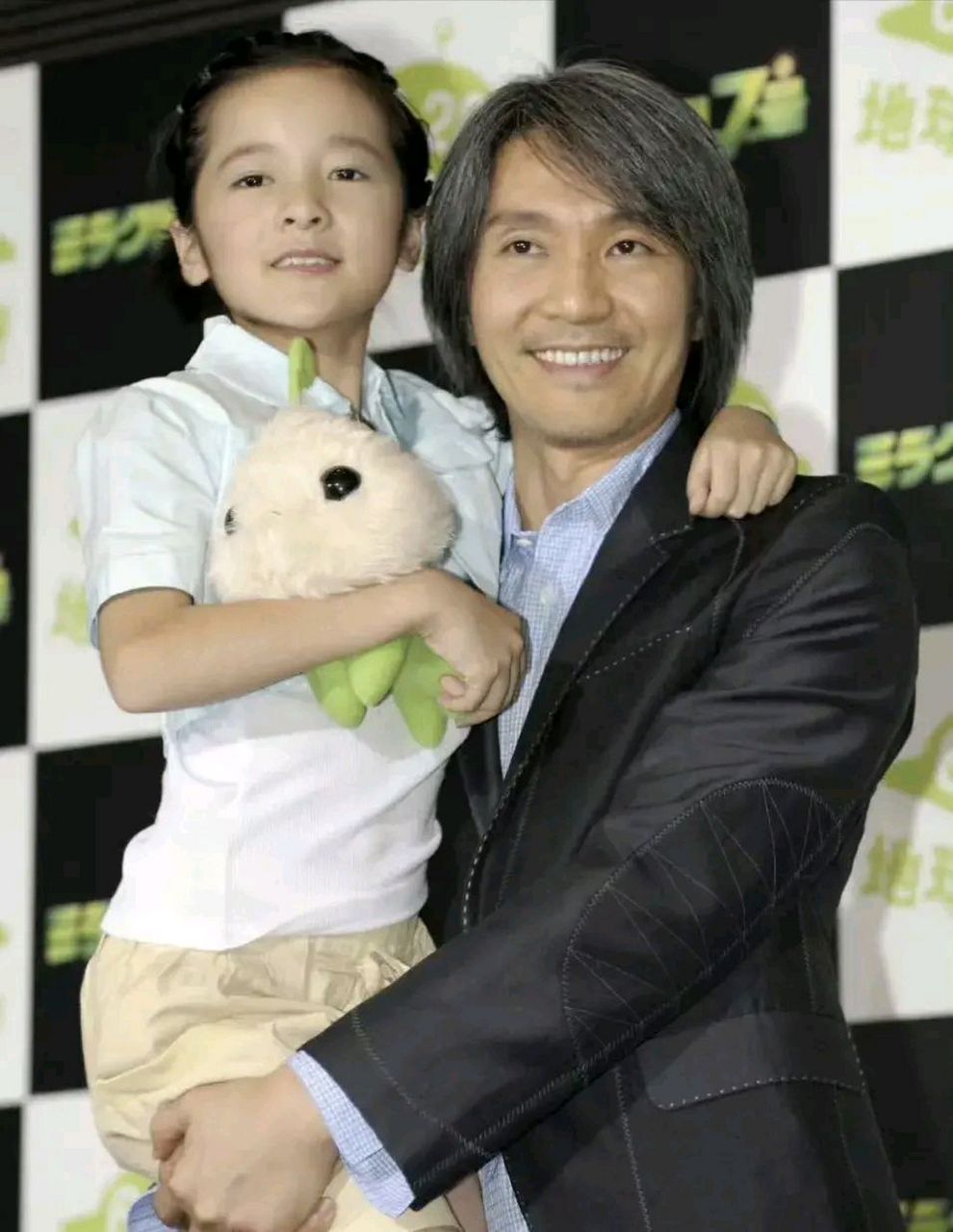 徐娇和周星驰结缘于《长江七号》,两人在电影中饰演一对父子,女扮