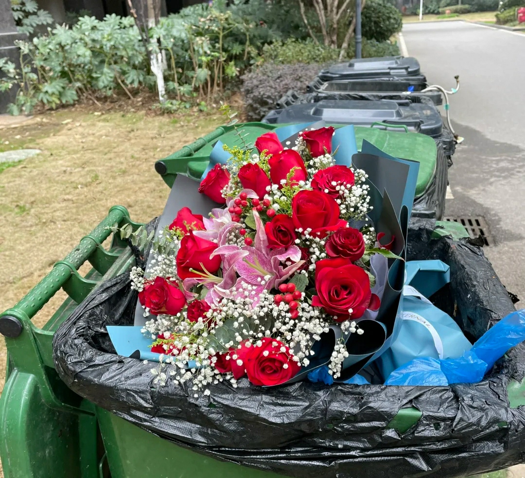 你们倒好,直接把这么漂亮的花给扔到垃圾桶里面,太可惜了