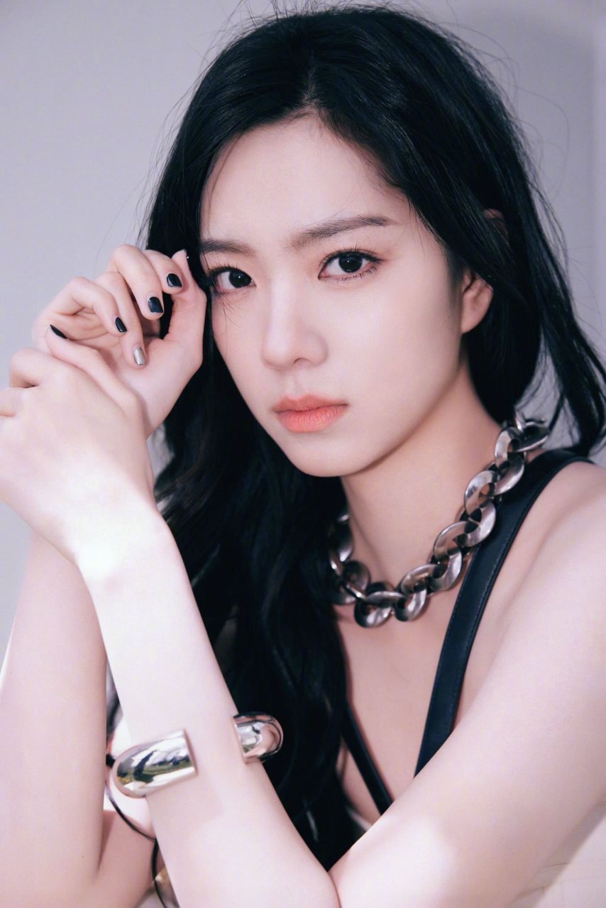 庄达菲作为新演员面孔亮相北京国际电影节开幕式,穿着麦昆连衣裙,皮革