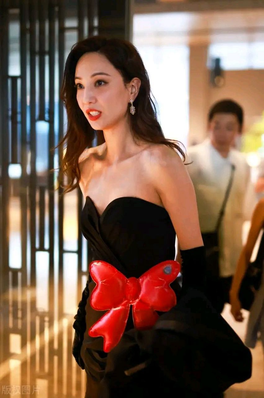 郑希怡亮相上海机场,她这次搭配的很有时尚亮丽风情,看上去特别的迷人