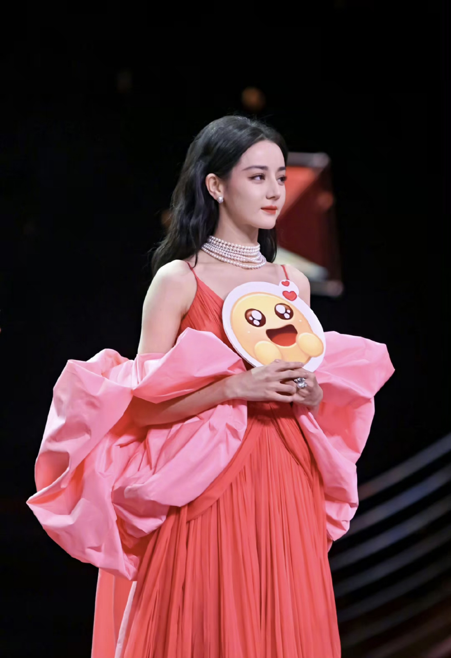 迪丽热巴未修原档生图,微博之夜生图尽情感受[舔屏] 676767热巴