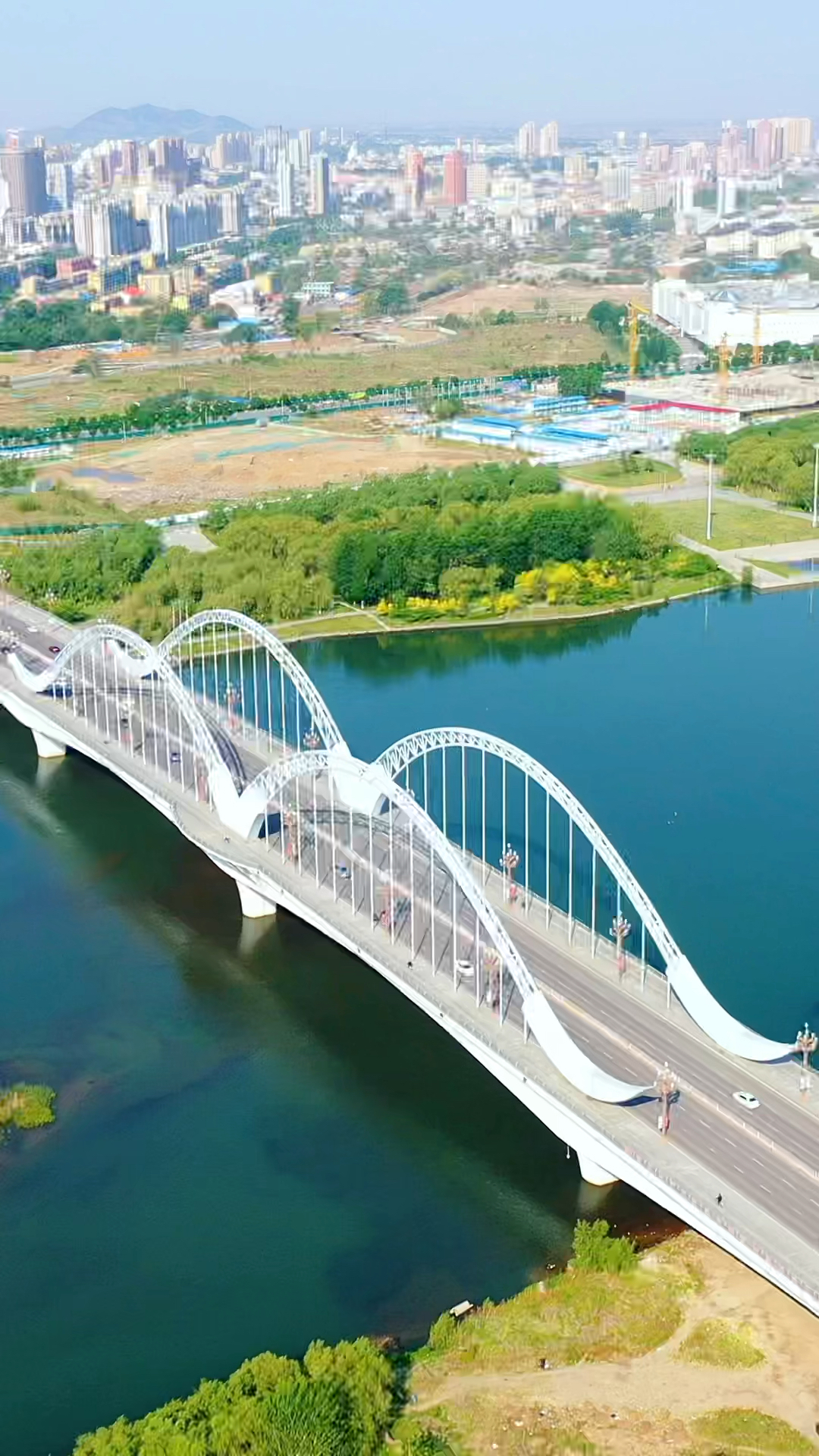 襄平大橋是新運大橋的姊妹篇,2018年6月正式通車.