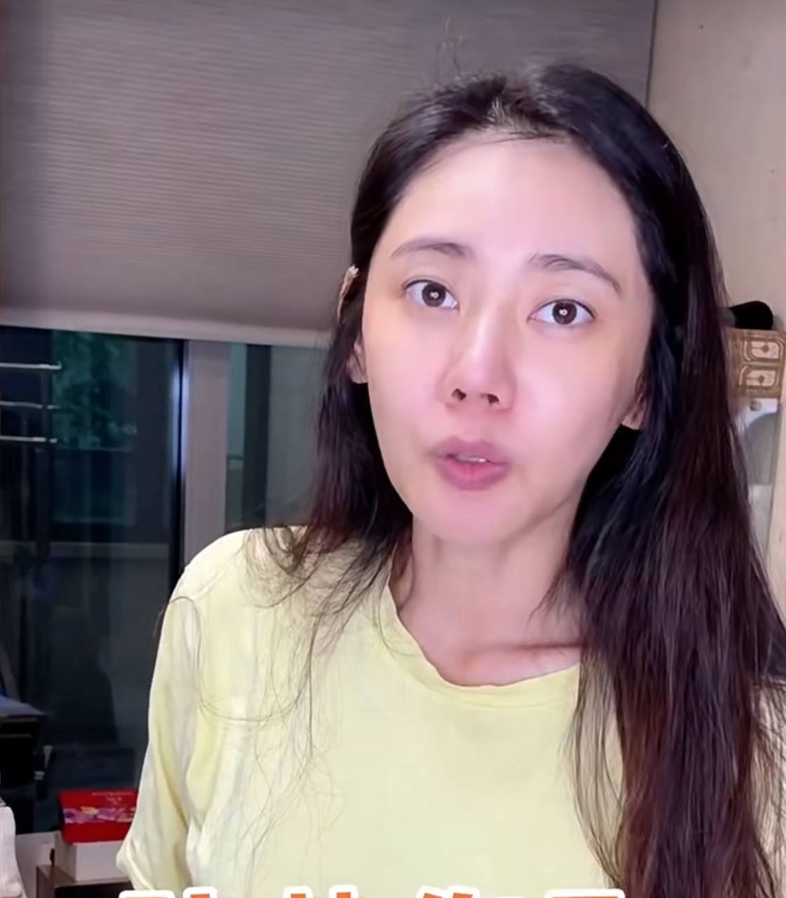 秋瓷炫素颜出镜,和老公于晓光有说有笑感情甜蜜,到了秋瓷炫这个年龄