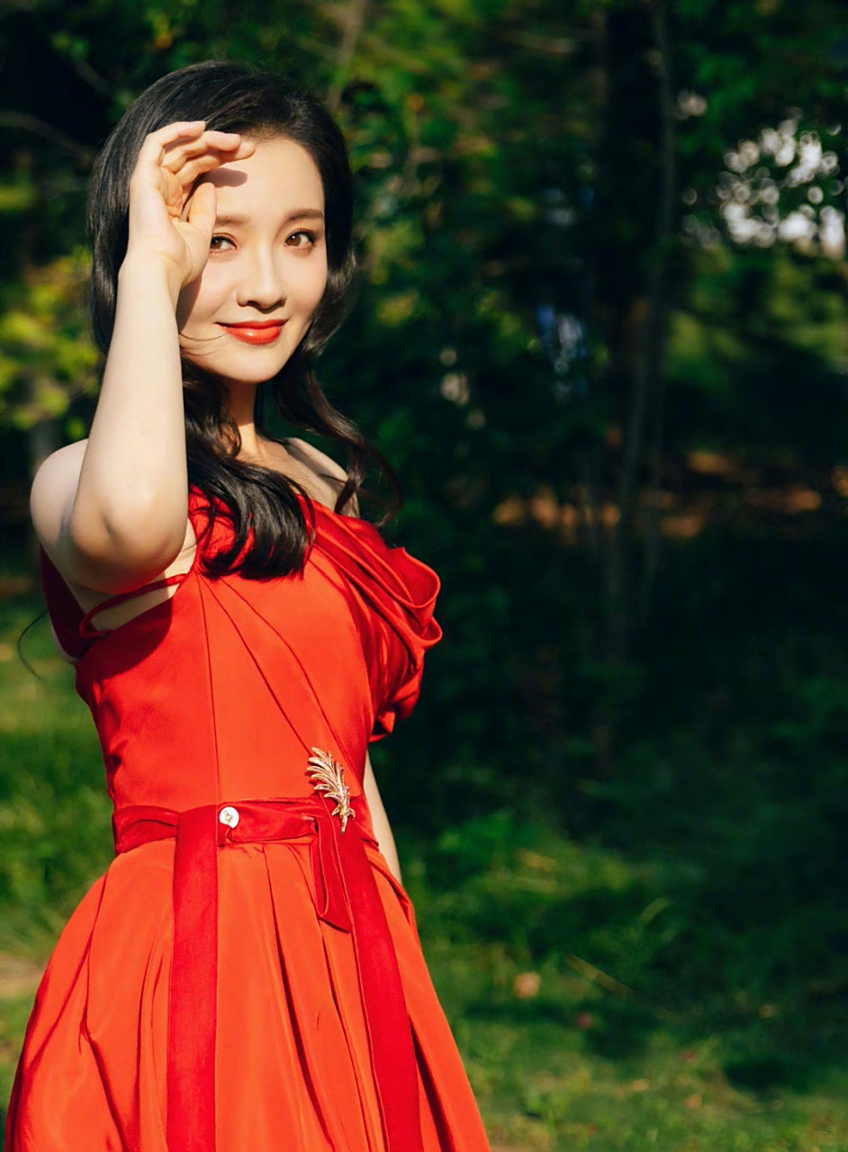 孙茜# 一袭红色溜肩连衣裙,肤白貌美的容颜,窈窕曼妙的身材,前凸后翘