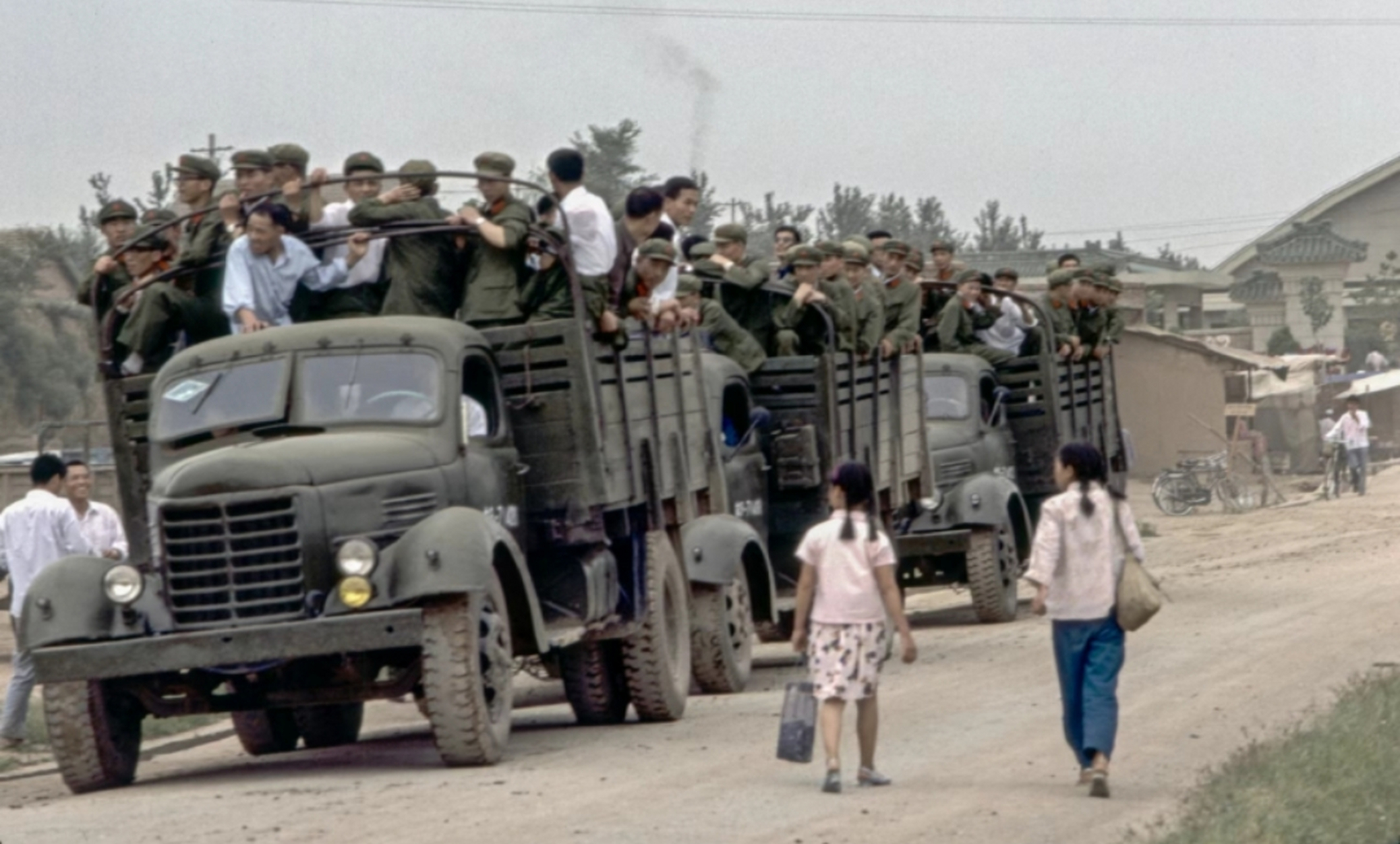 1983年,运送解放军的卡车,都是尖头汽车,烧汽油的!