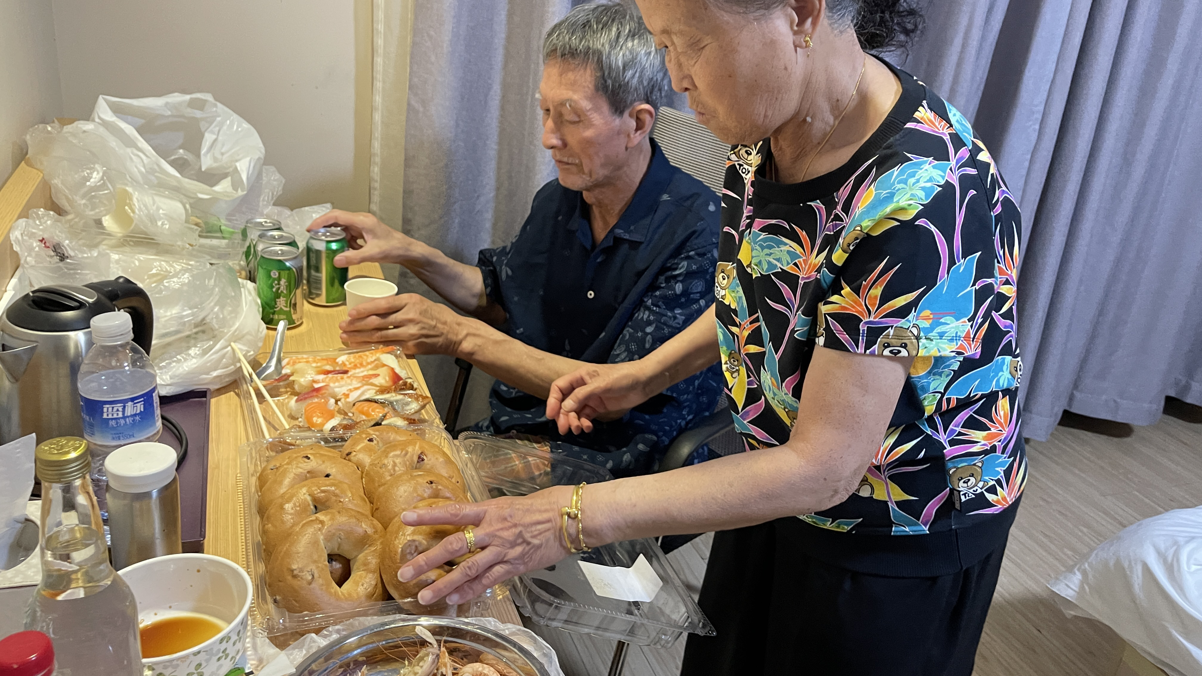 和爸妈在厦门住的酒店房间吃晚餐,寿司太好吃了面包圈够劲道