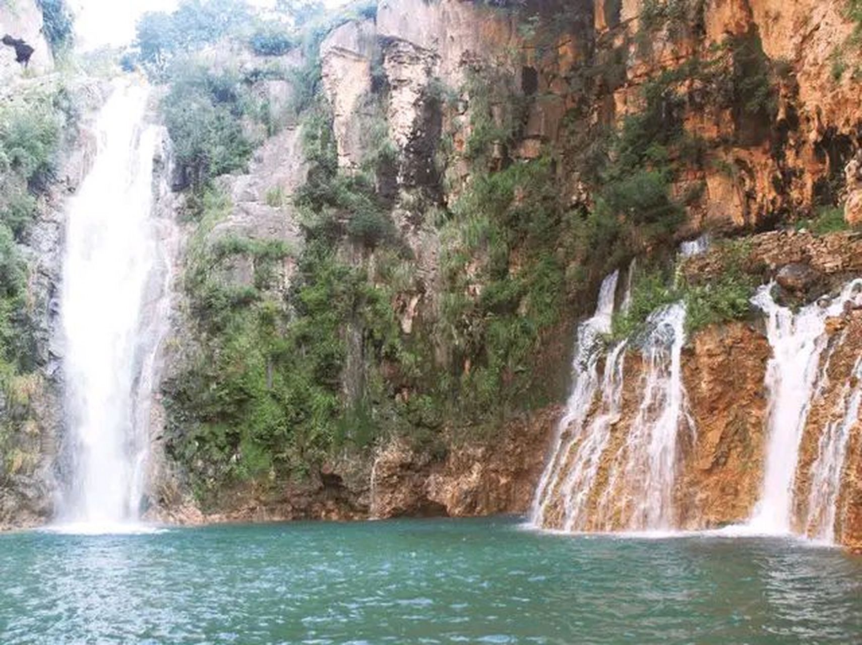 在河南省卫辉市狮豹头乡的南太行余脉有一个山中古村名曰龙卧岩村