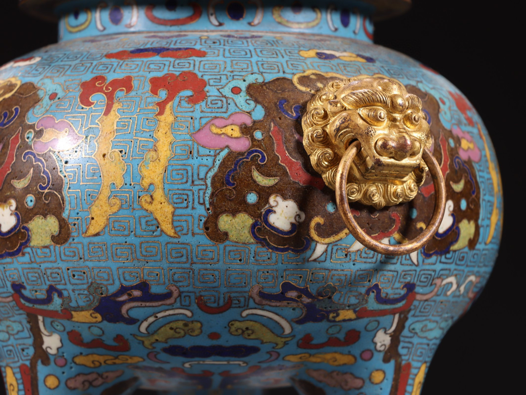 清代 乾隆 铜胎景泰蓝饕餮兽面纹香炉. 规格:宽18㎝高29㎝重2019g