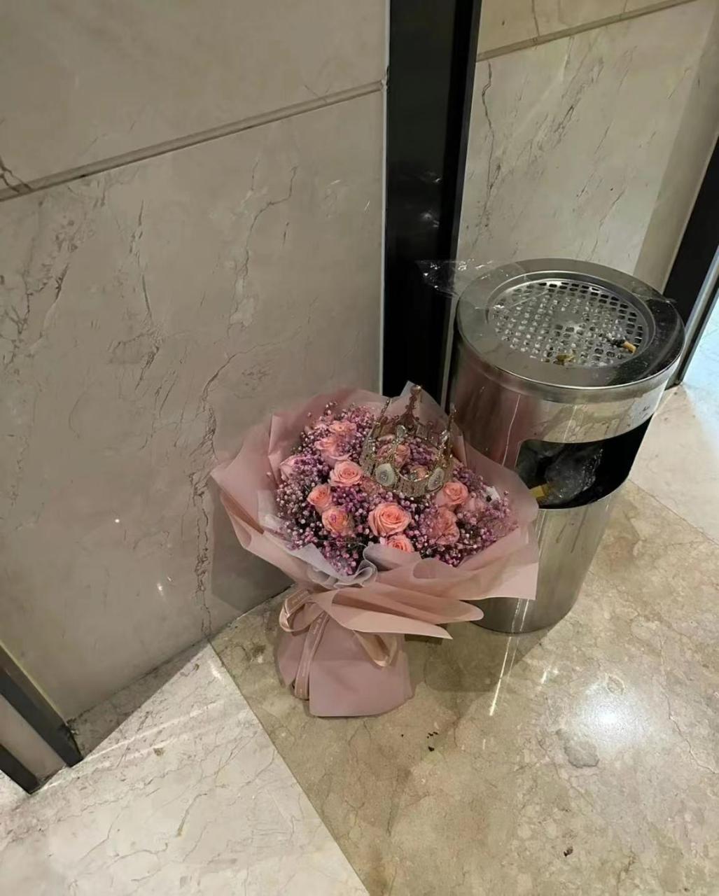 哪个女孩子把花丢在了垃圾桶旁边,要是送花人看到,估计要伤心好一阵子