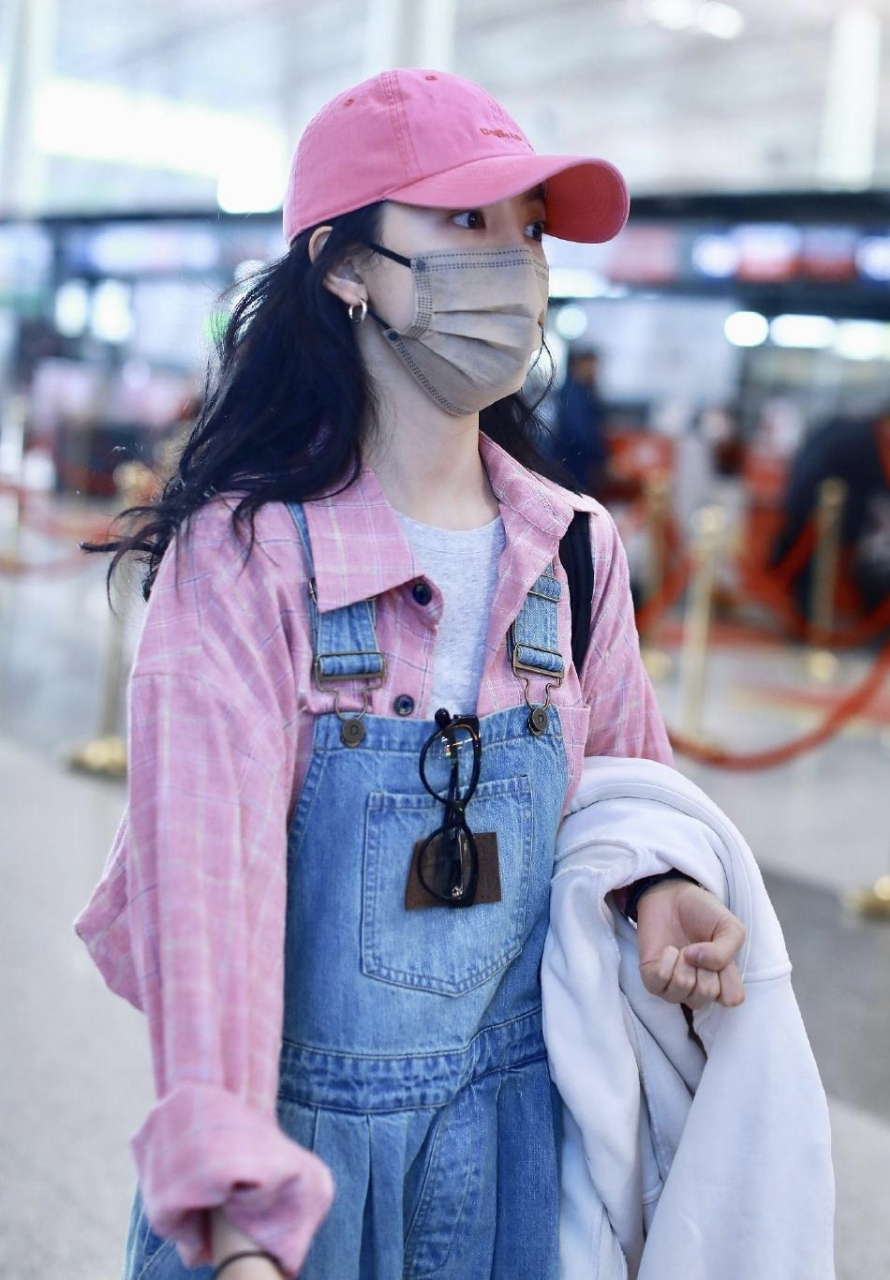 章若楠粉色帽子搭配粉色衬衣,再加上减龄牛仔背带裤,是元气少女一枚无