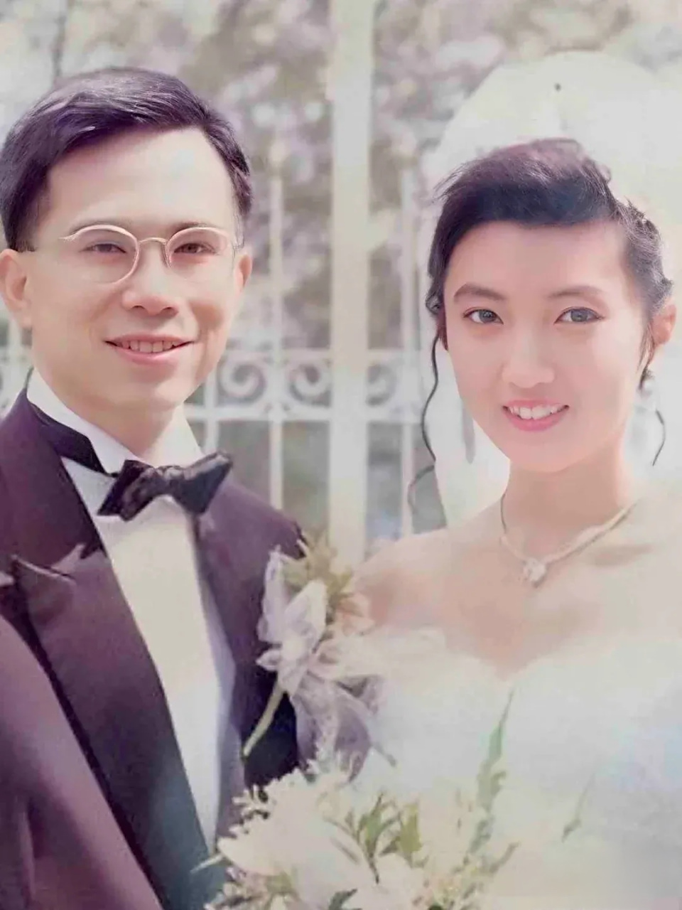 才知道王俪桥(原名王富信)籍贯是河北,家里最小的女儿,她和李泽钜