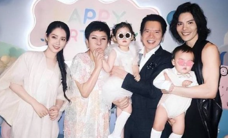 向佐微博分享生活状态,携妻女出行,陪女儿玩耍气氛温馨!