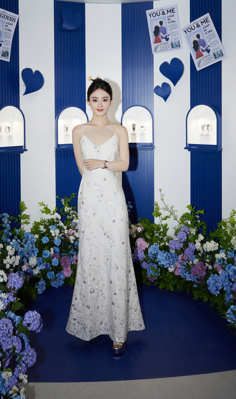 赵丽颖一袭白色亮片吊带裙出席活动,整个人散发出优雅的气质.