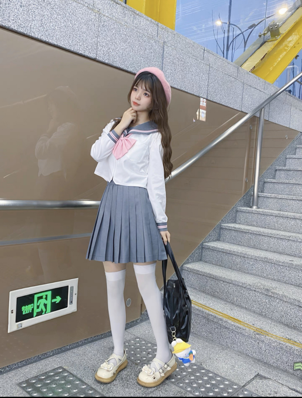 每日穿搭分享-水手服 粉色公主帽 白色粉中灰粉衣襟衬衫 灰色百褶裙
