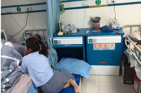医院现在陪护病人真实现状       具我向一家共
