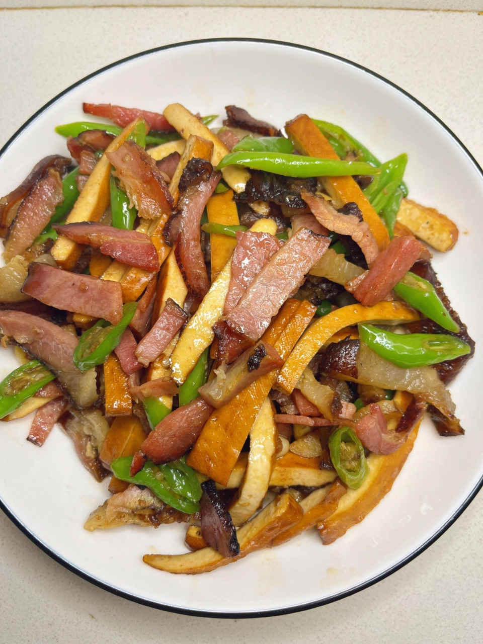 过年带回来的腊肉还有很多,要陆续消耗掉 来一道豆干炒腊肉.