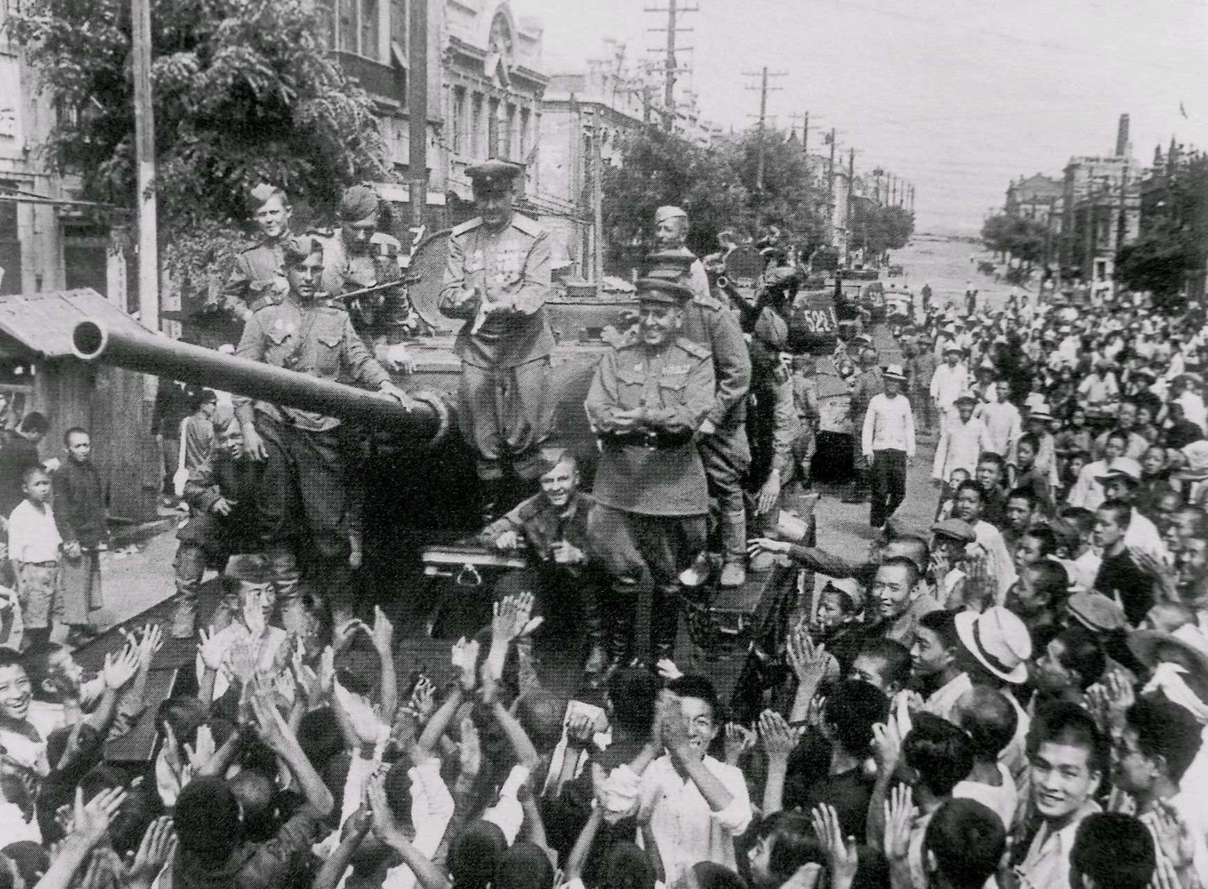 1945年8月,苏联出兵我国东北,迅速击溃了日本关东军,图为东北人民欢迎