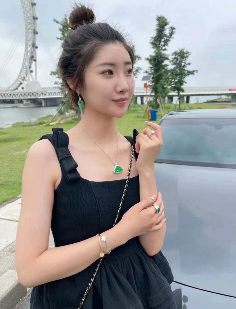 最美的美女戴翡翠图片图片