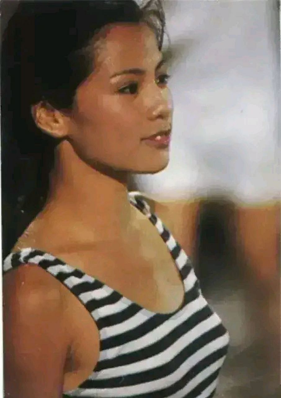 翁美玲生前珍贵的泳装照,虽然画质不是很清晰,但阿翁的身材是真的好呀