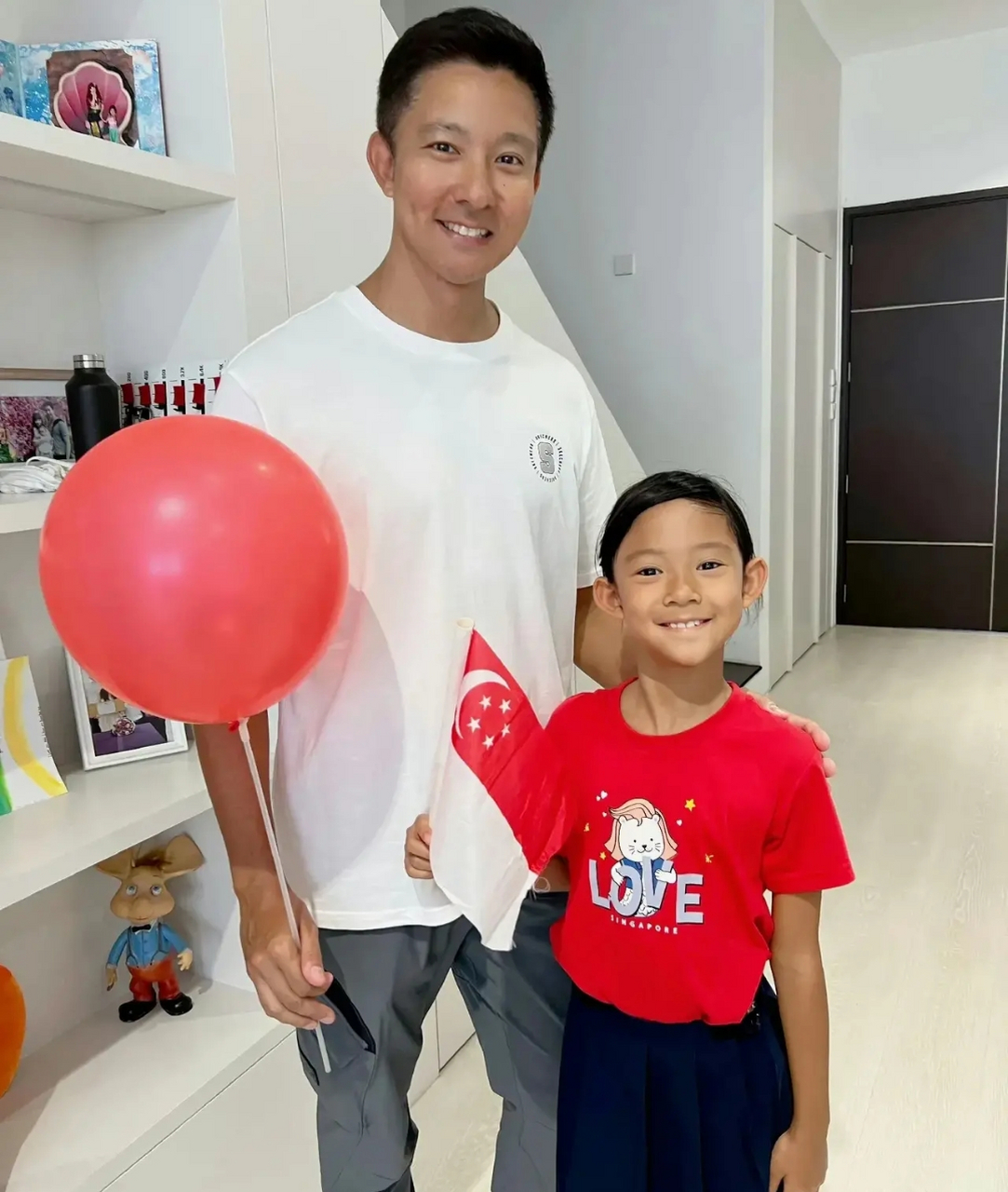 四十六岁立威廉曝近况,八岁女儿罕见出镜,父女俩长得好像啊.