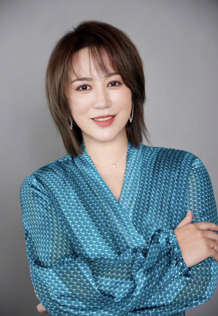 新发型也很好看.#马丽