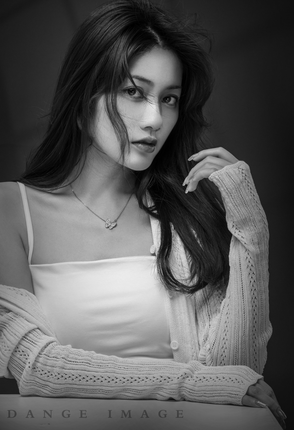 能把柔软的白衣穿出来这么魅惑的效果,模特身材不是一般的漂亮