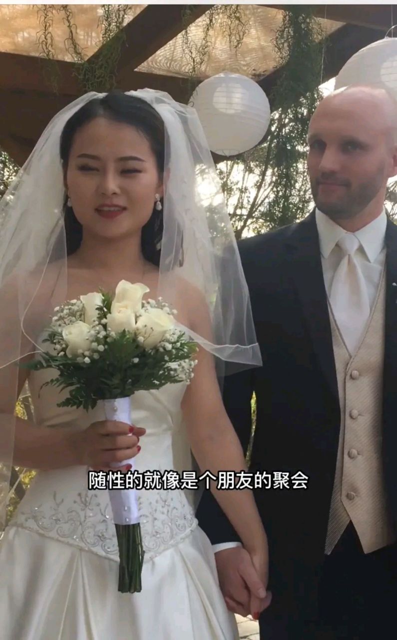 中国美女网红晒幸福,嫁美国光头老外,六年生四娃  近日,一位远嫁美国