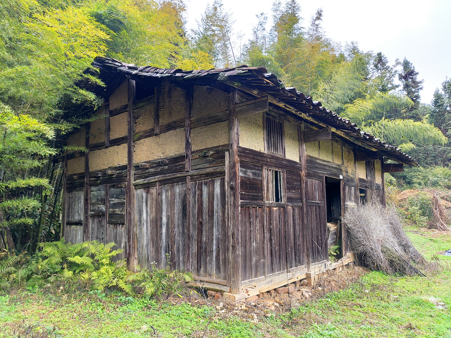 深山荒废古宅图片