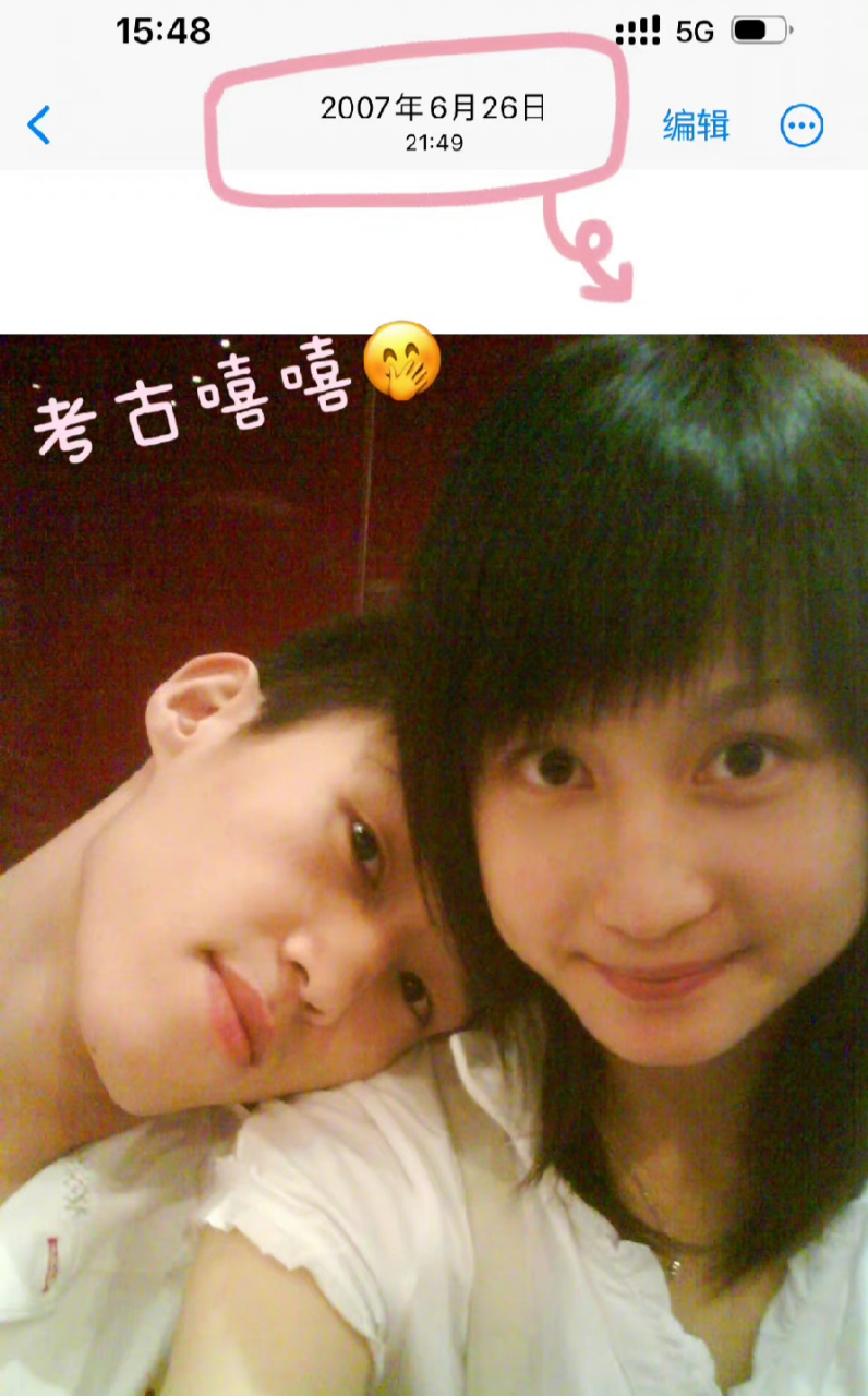 周鹏妻子晒照庆十周年 和儿子幸福亲吻
