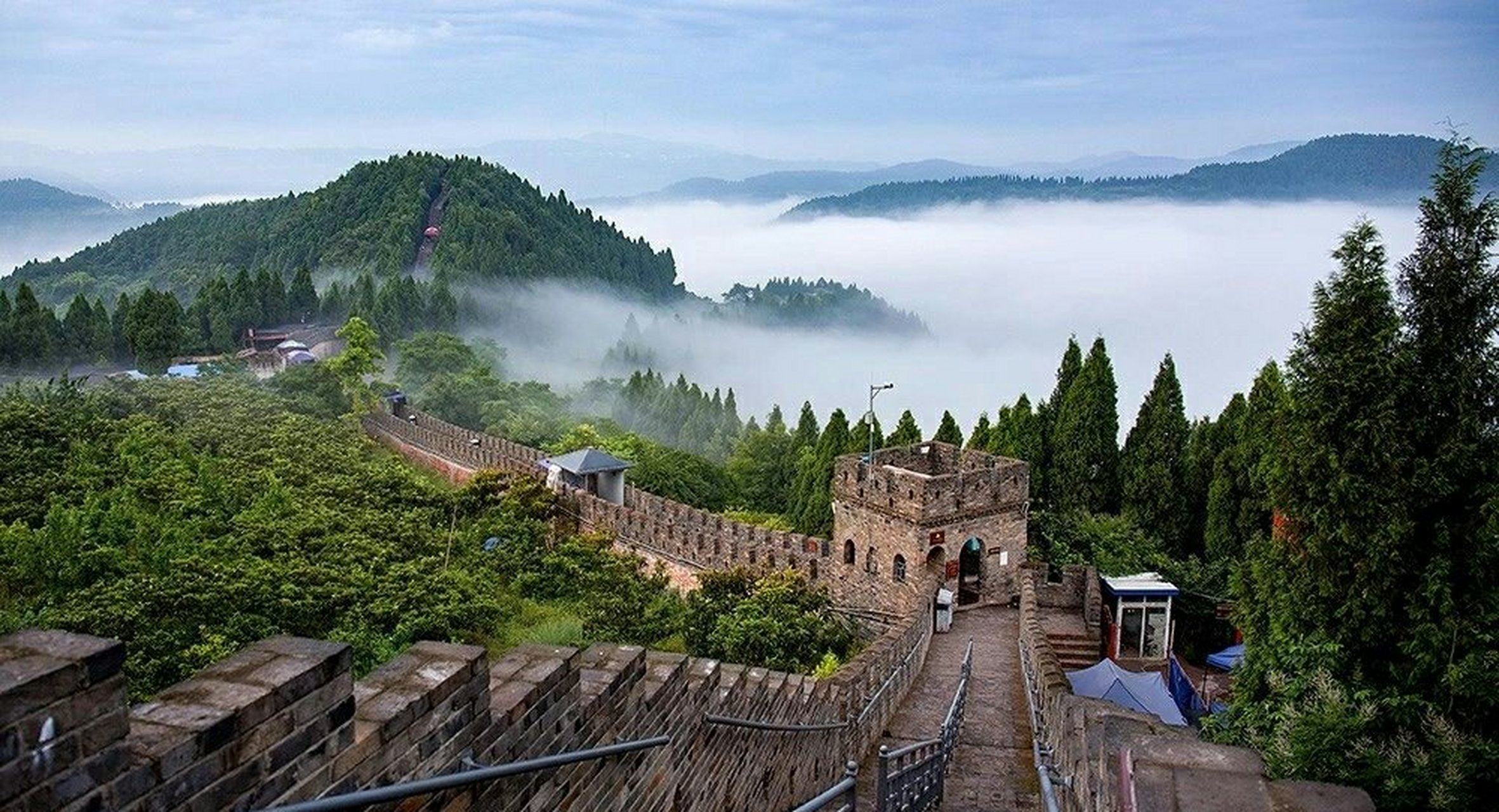 四川金龙长城景区,它就是花费200万元在2001年修建的现代长城,不知道