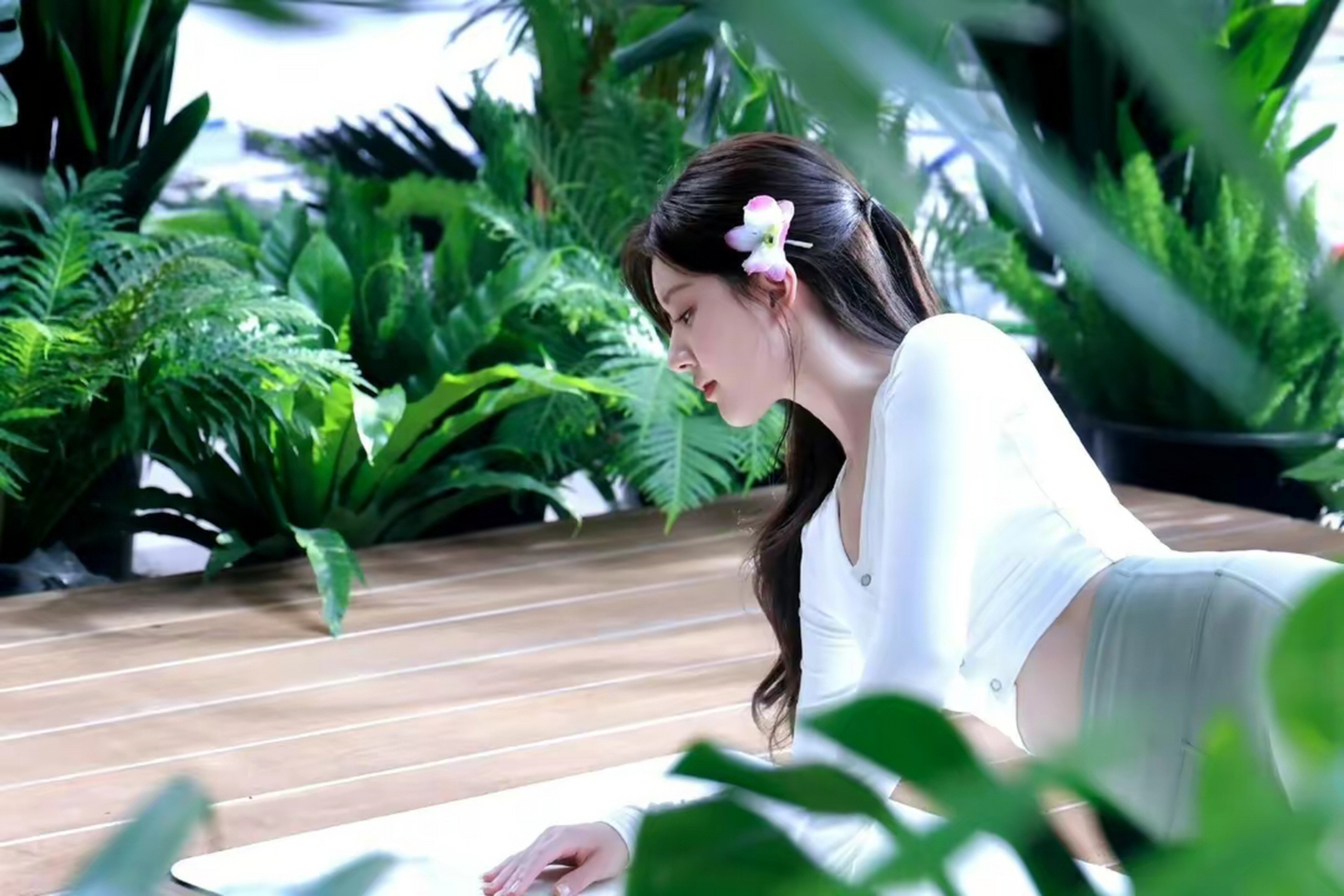 赵露思身材被低估了吧,白色修身长t搭配运动内衣,尽显青春美,散发着