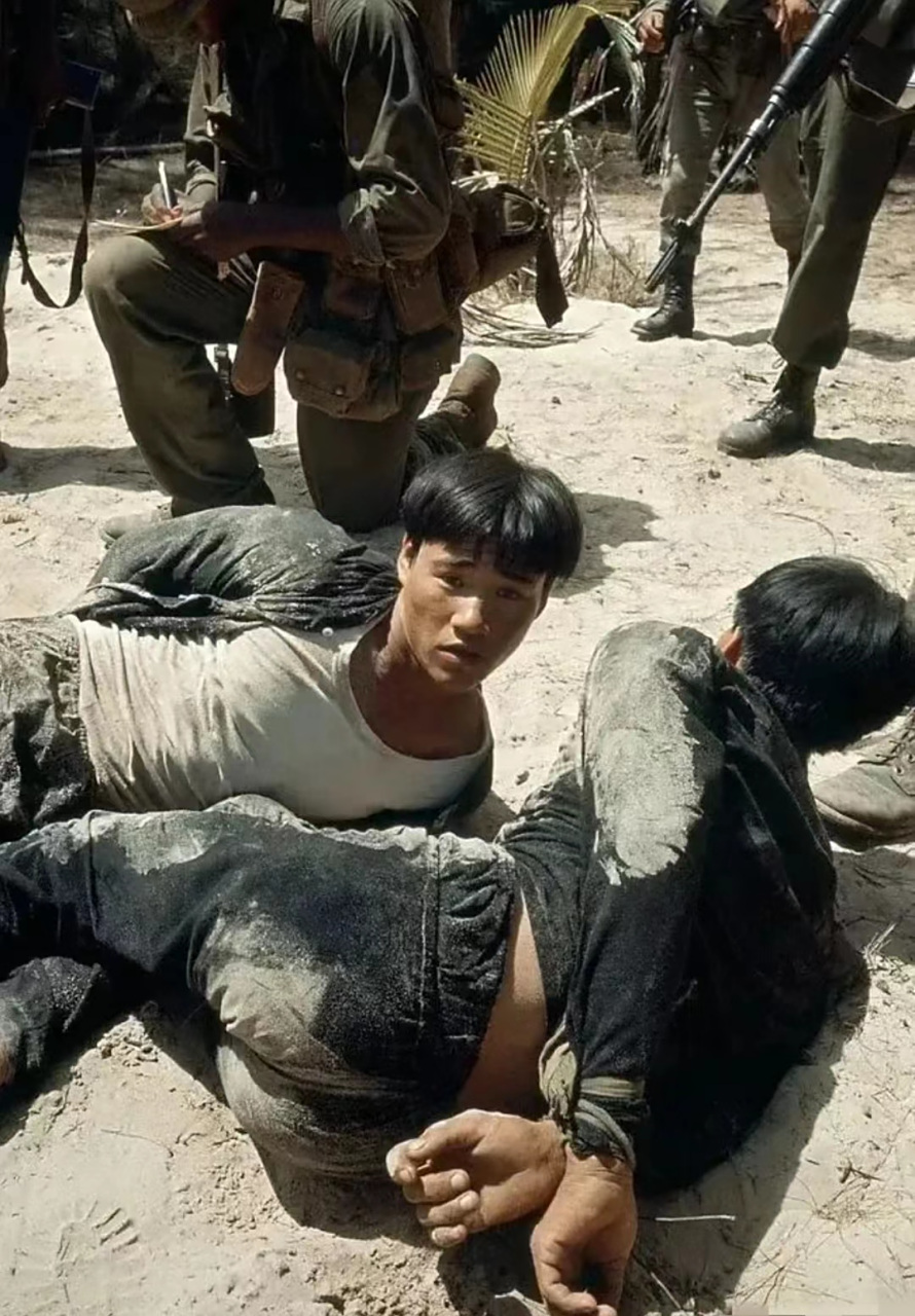 美越战争时期,两名越南游击队士兵不幸被美军俘虏,尽管双手被捆绑地死