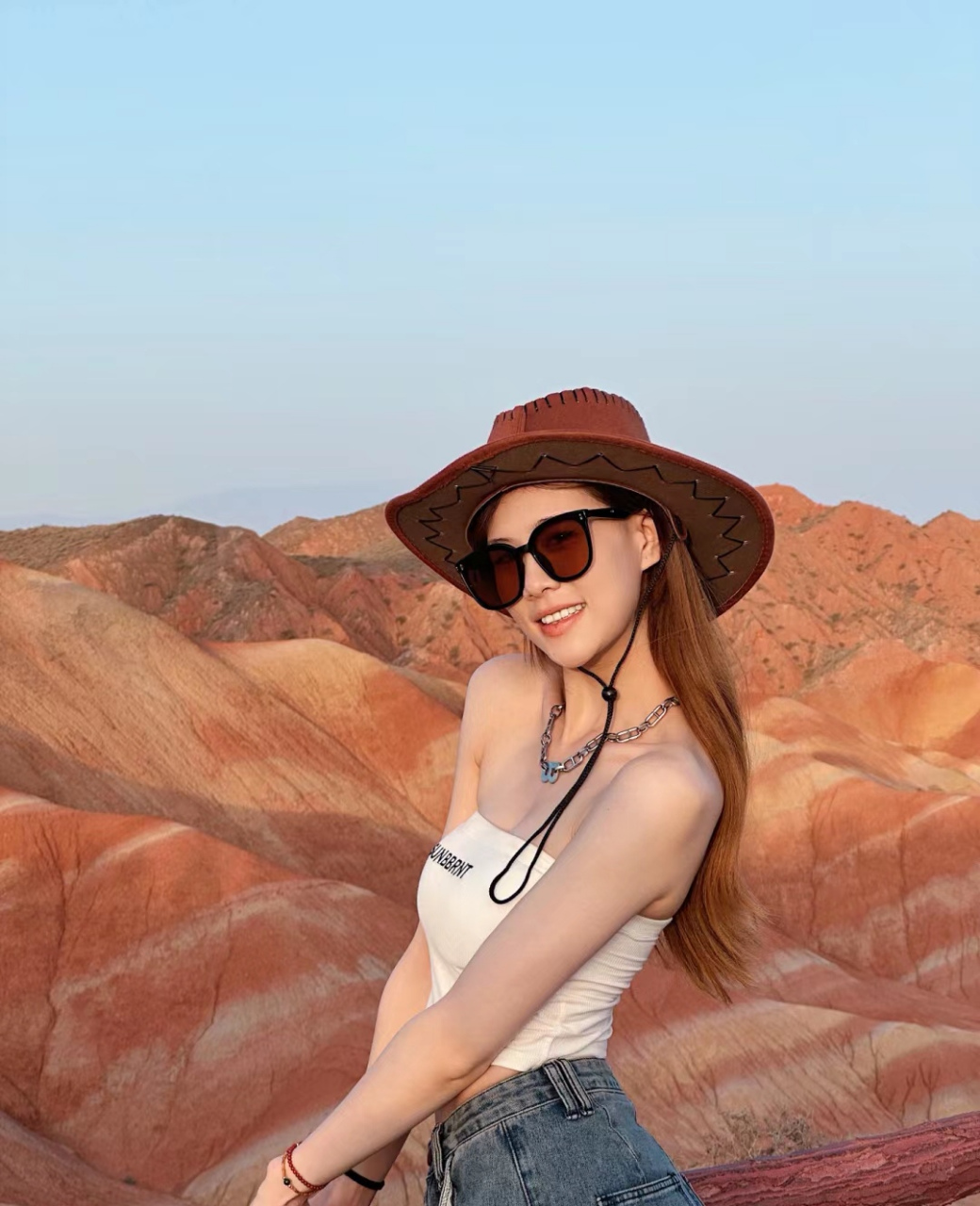 幽如水墨浮云紫,艳似丹青美女怡.  赤岭斜纹向天矗,赧峦隙缝乱枝. .