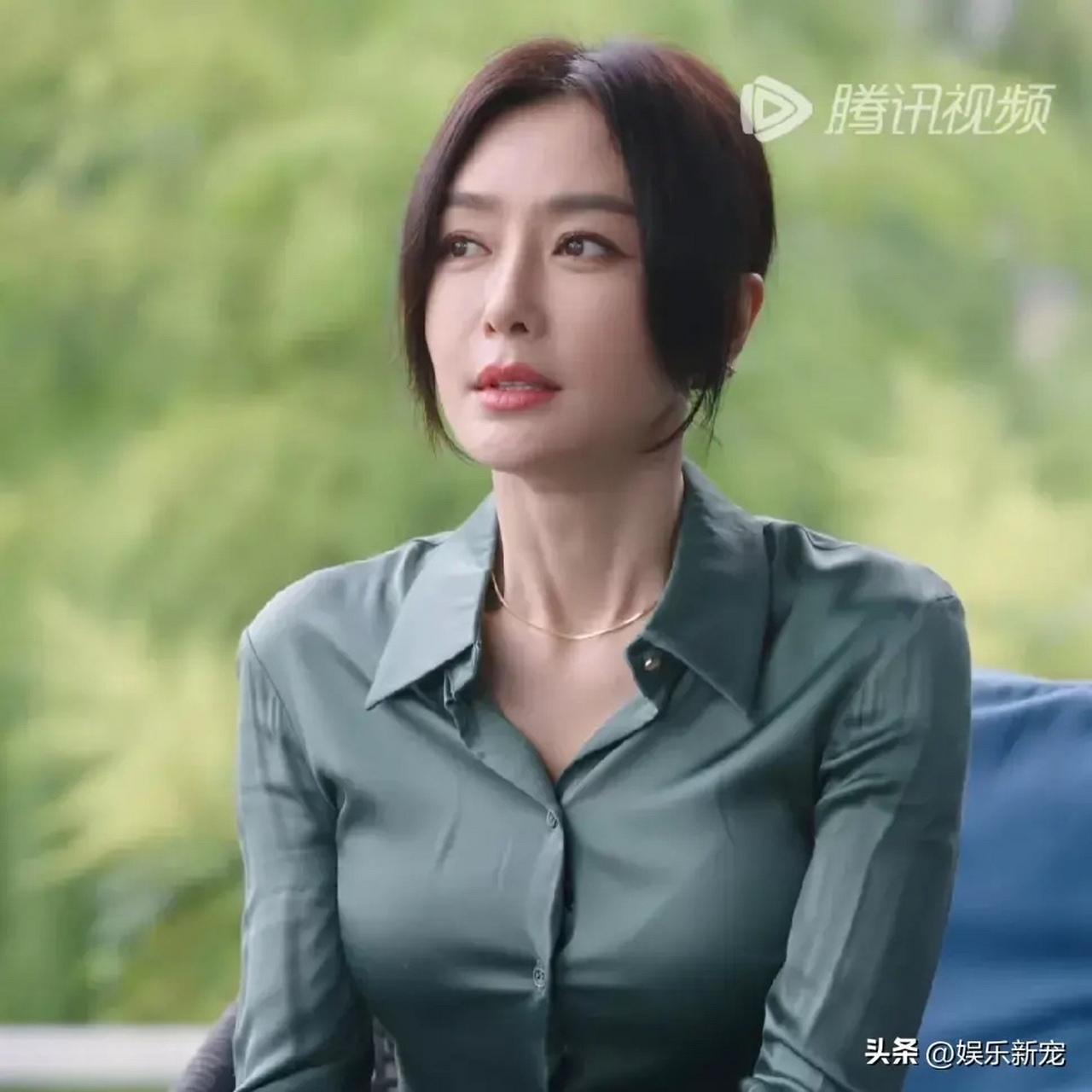 秦岚也太有胸有料了吧,这件衬衣尺码确实小啦,扣子压力有点大.