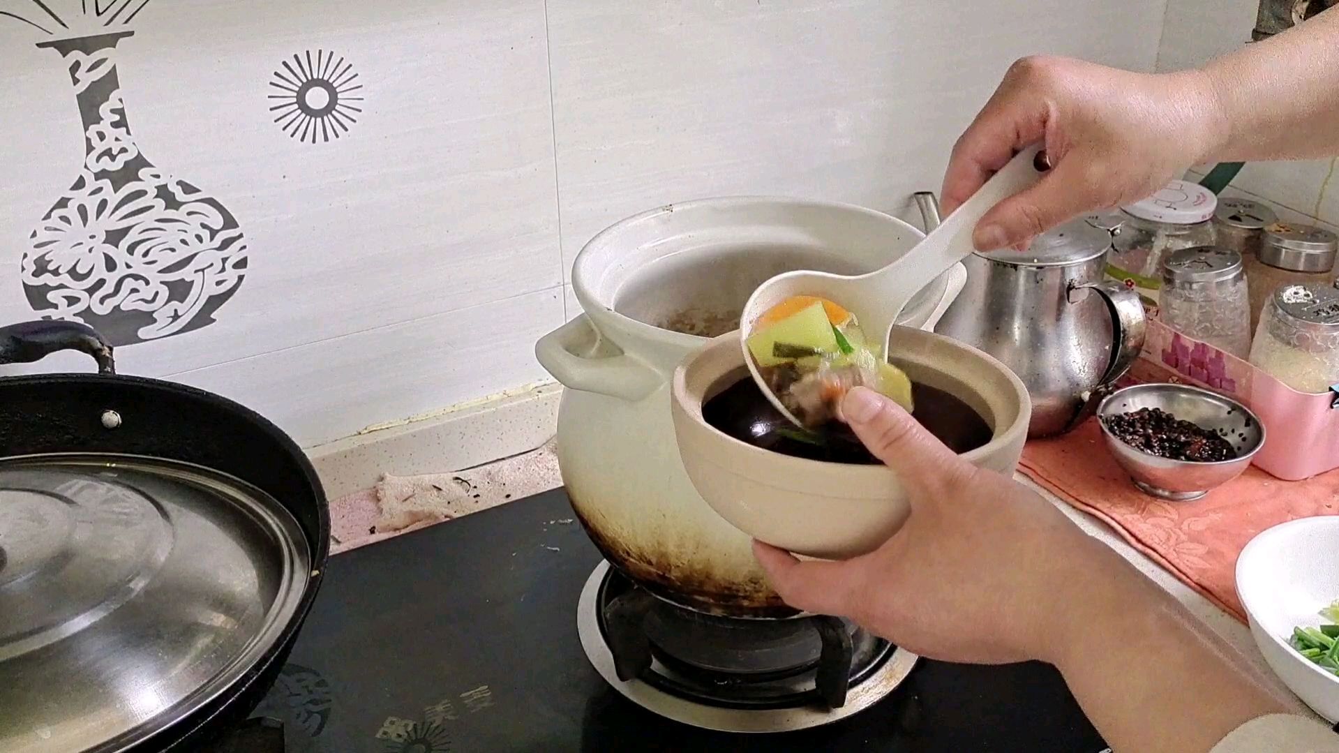 瓠瓜和排骨炖汤时放点枸杞、大枣,汤浓味鲜,大人小孩都喜欢